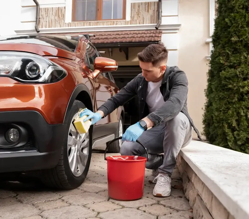 Lavage auto à domicile Notre-Dame-du-Cruet : professionnel intervenant sur un véhicule